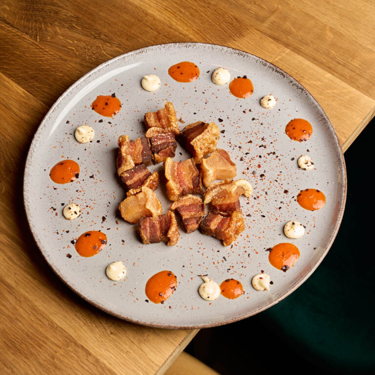 Patatas bravas o carne con salsa picante - tapas La Bona Alicante