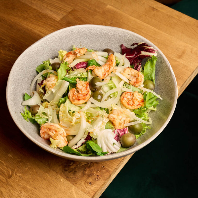 Ensalada de gambas y pollo con salsa - La Bona restaurante Alicante