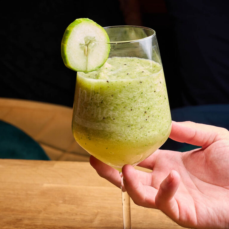 Cóctel verde con pepino y lima - gastrobar La Bona Alicante