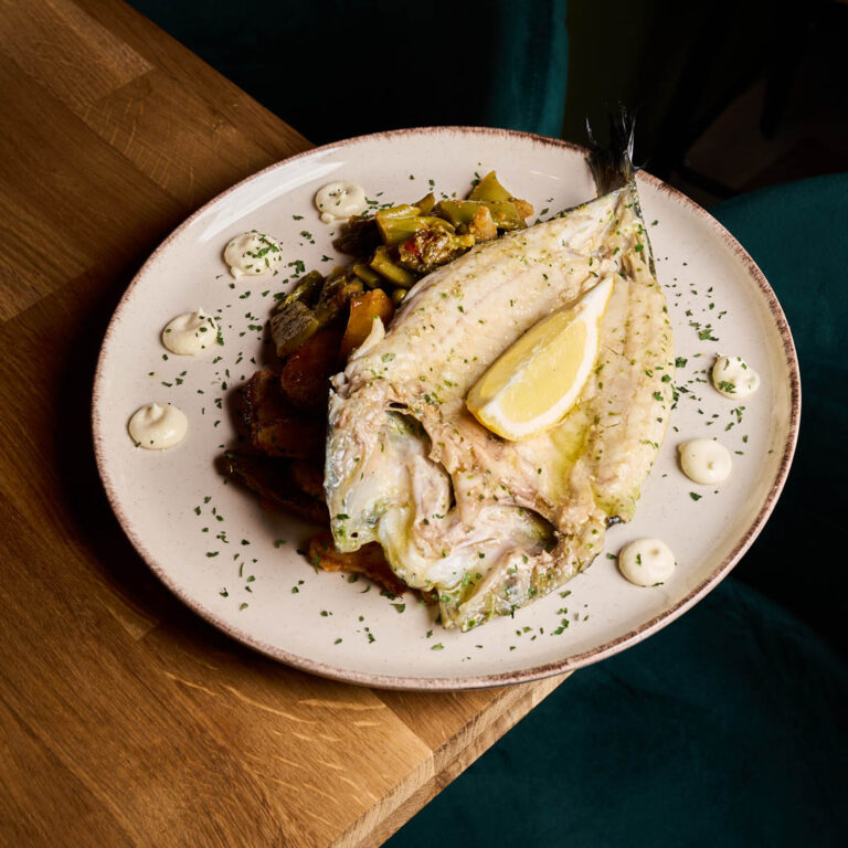 Pescado al horno con limón y verduras - La Bona restaurante Alicante