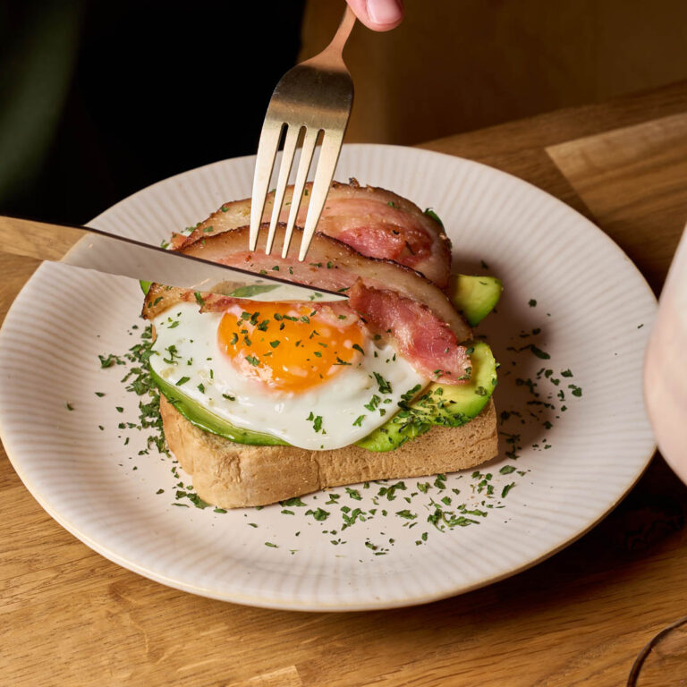 Huevos rotos con jamón ibérico y aguacate - La Bona Alicante