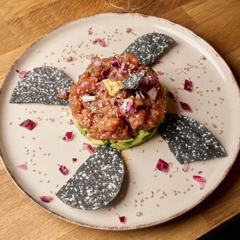 Carpaccio o tartar con cracker negro - cocina mediterránea La Bona Alicante