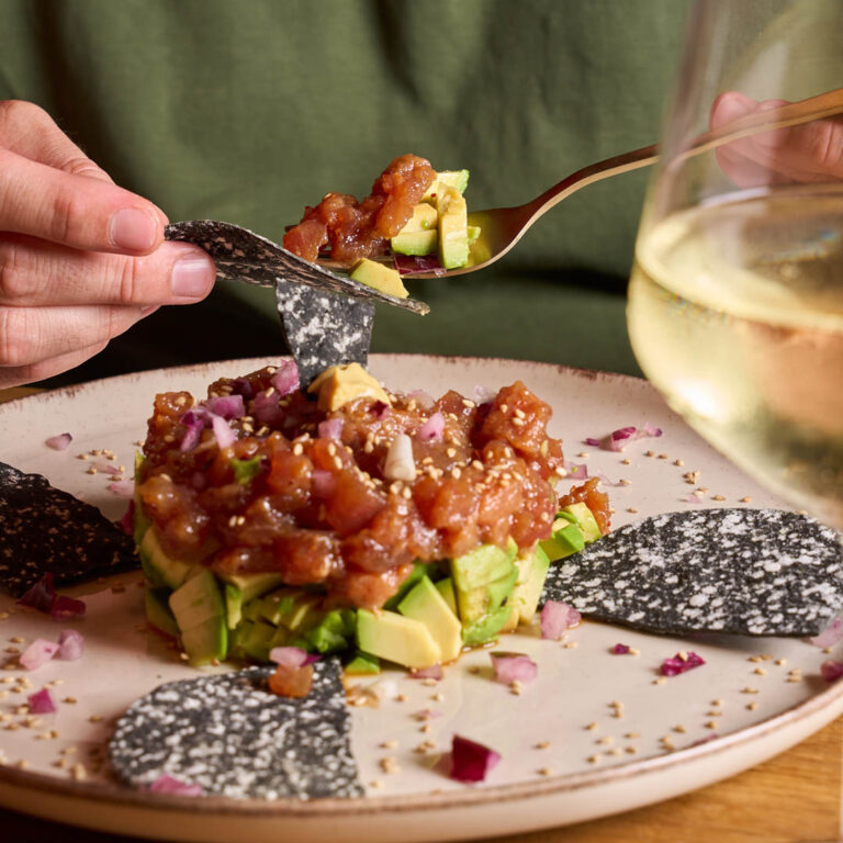 Tartar de atún con aguacate y pepino - plato La Bona Alicante