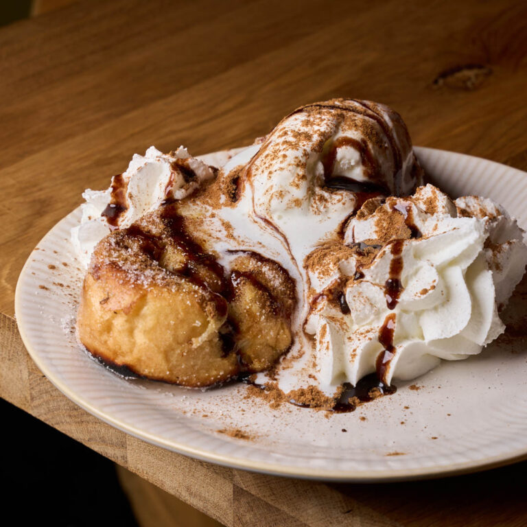 Profiteroles con nata y chocolate - postre restaurante La Bona Alicante