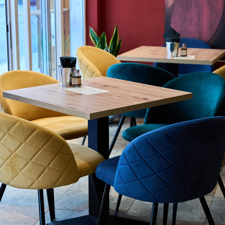 Interior del restaurante La Bona en Alicante - mesas y ambiente acogedor